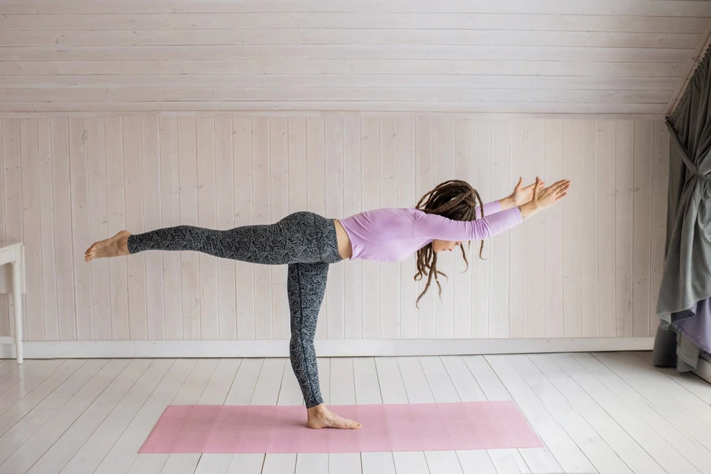 Frau im lila Kleid beim Yoga