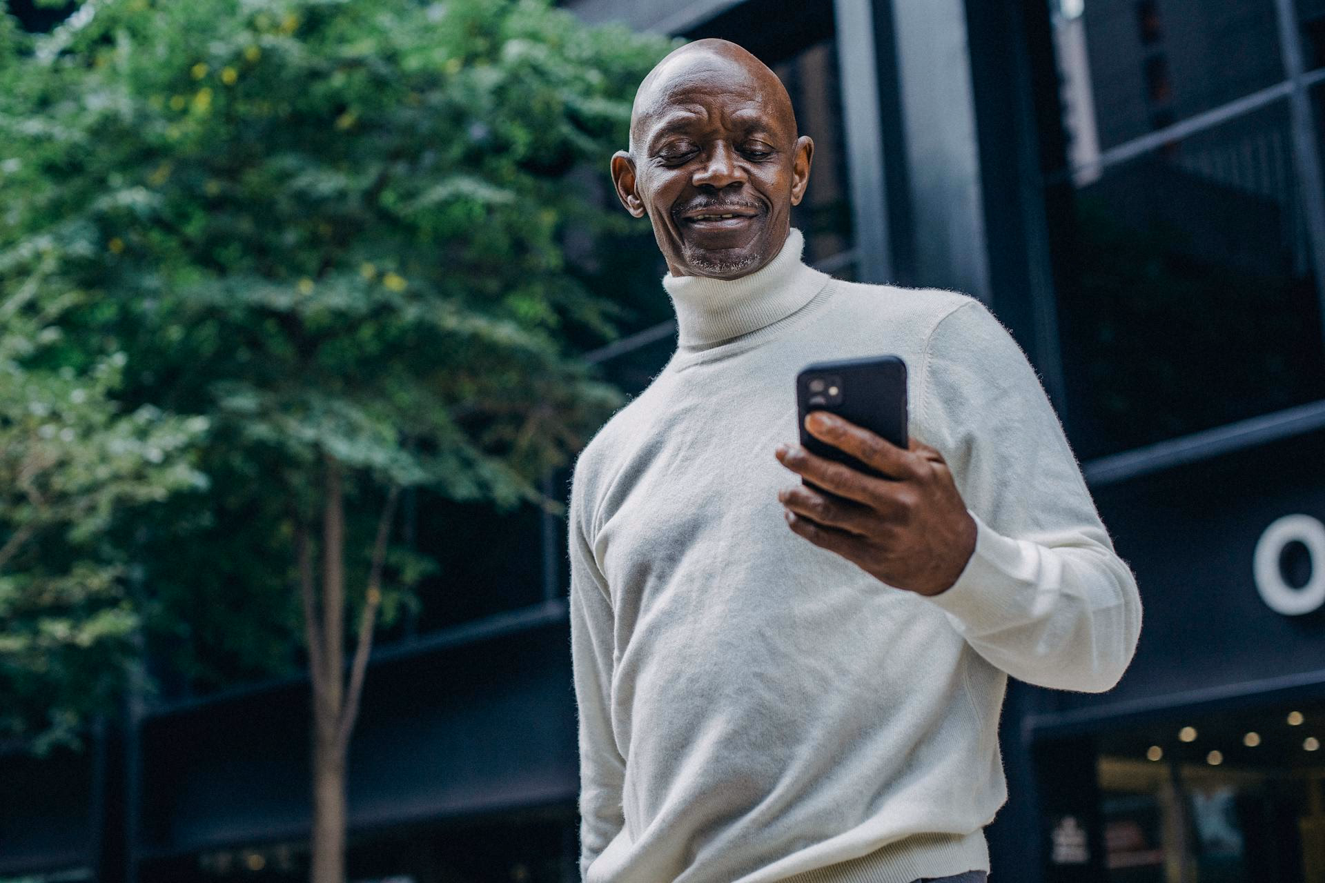 Person schaut auf ihr Smartphone